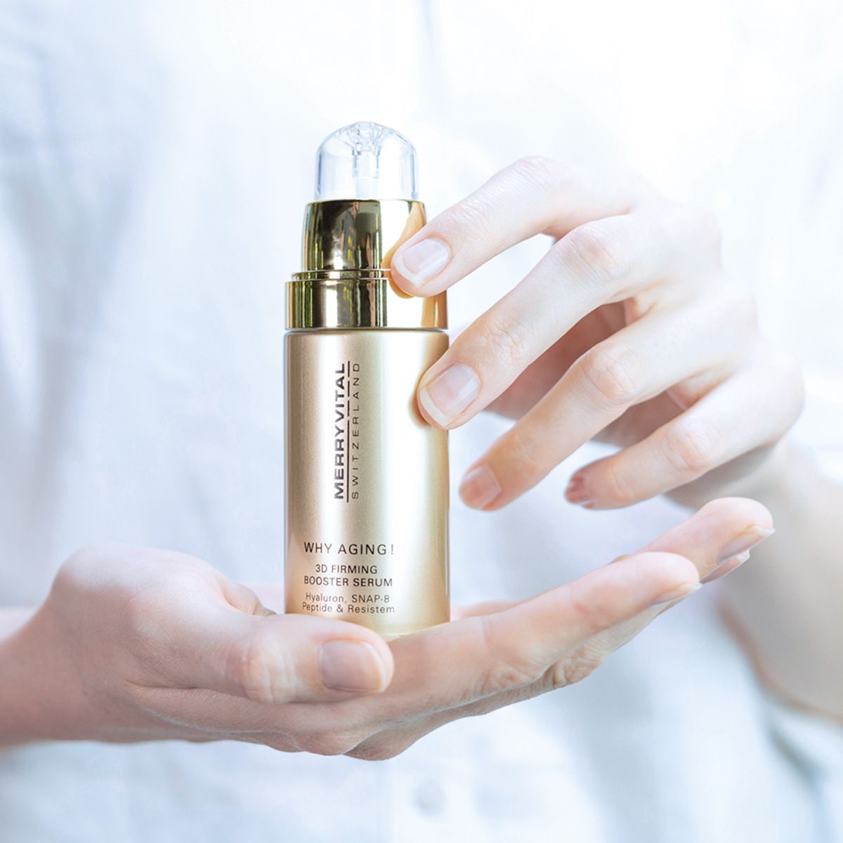 ein freigestelltes Bild von der Umverpackung sowie dem Platinum Serum von Merryvital.